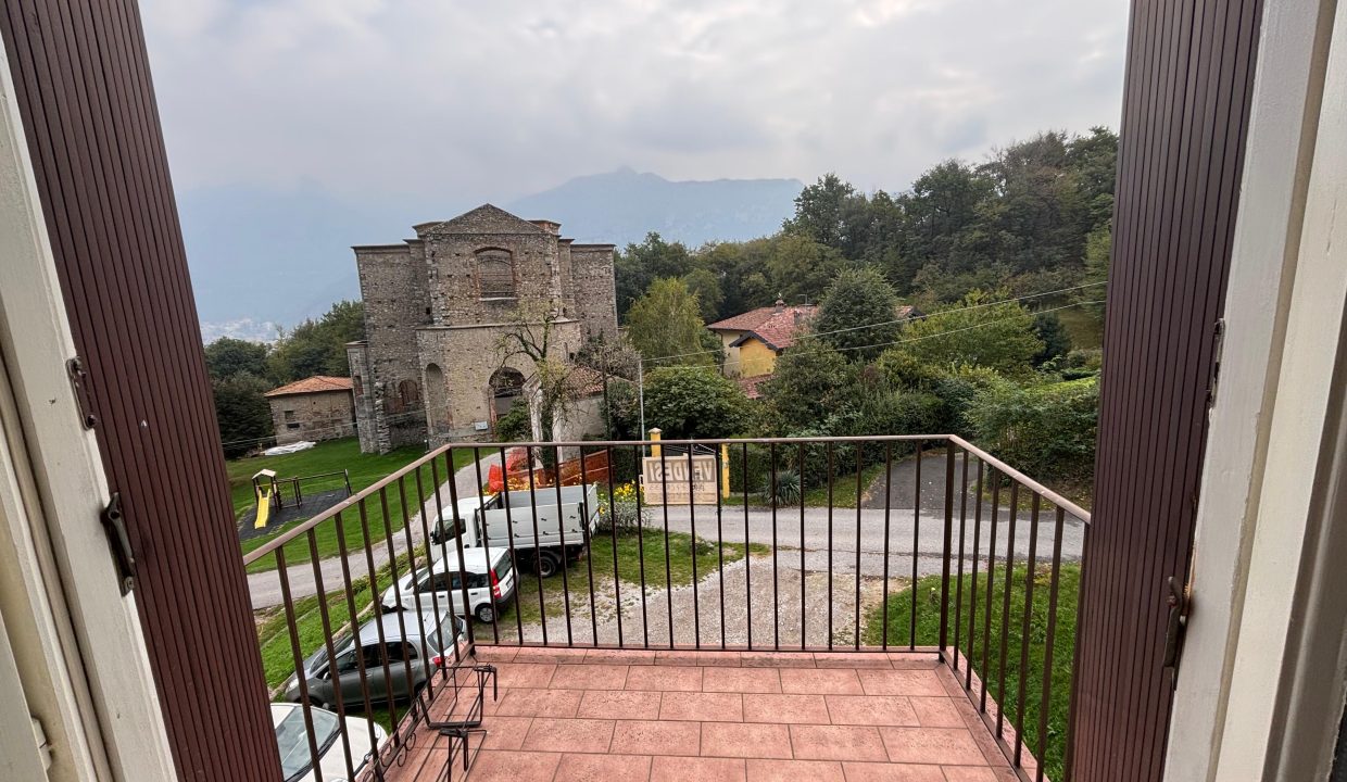 TRILOCALE A GALBIATE CON BALCONE (1)