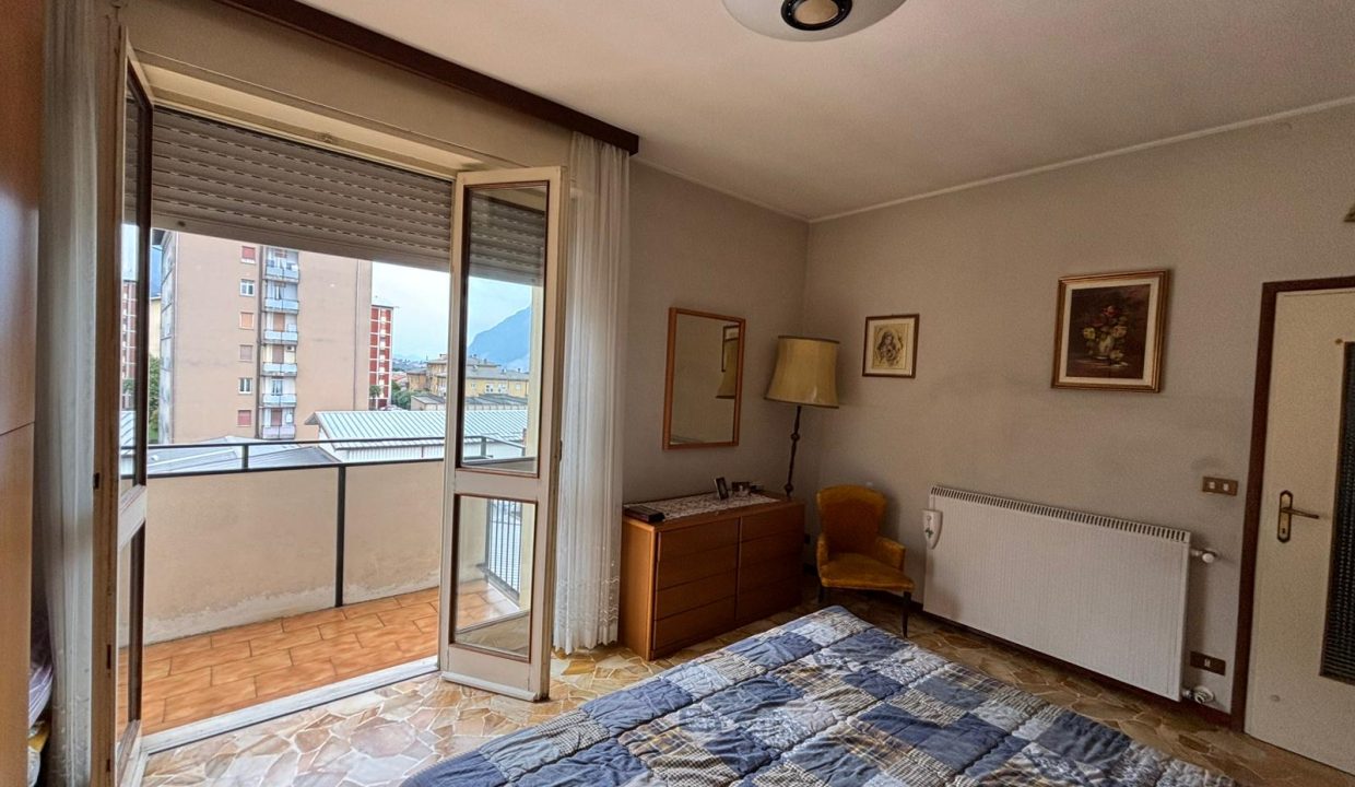 QUADRILOCALE A MANDELLO CON BALCONE VISTA LAGO (13)