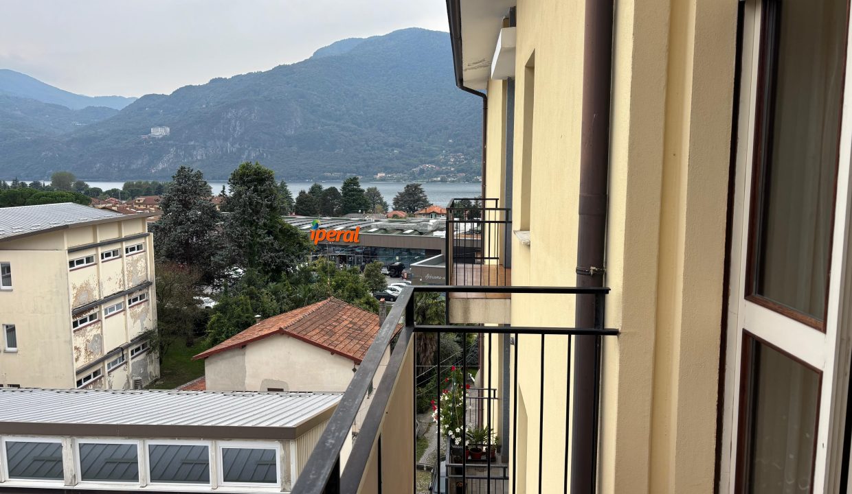 QUADRILOCALE A MANDELLO CON BALCONE VISTA LAGO (4)