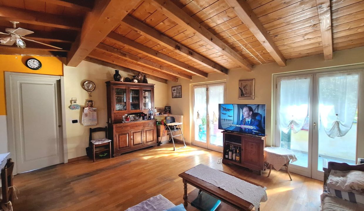 TRILOCALE MANDELLO CON BALCONE