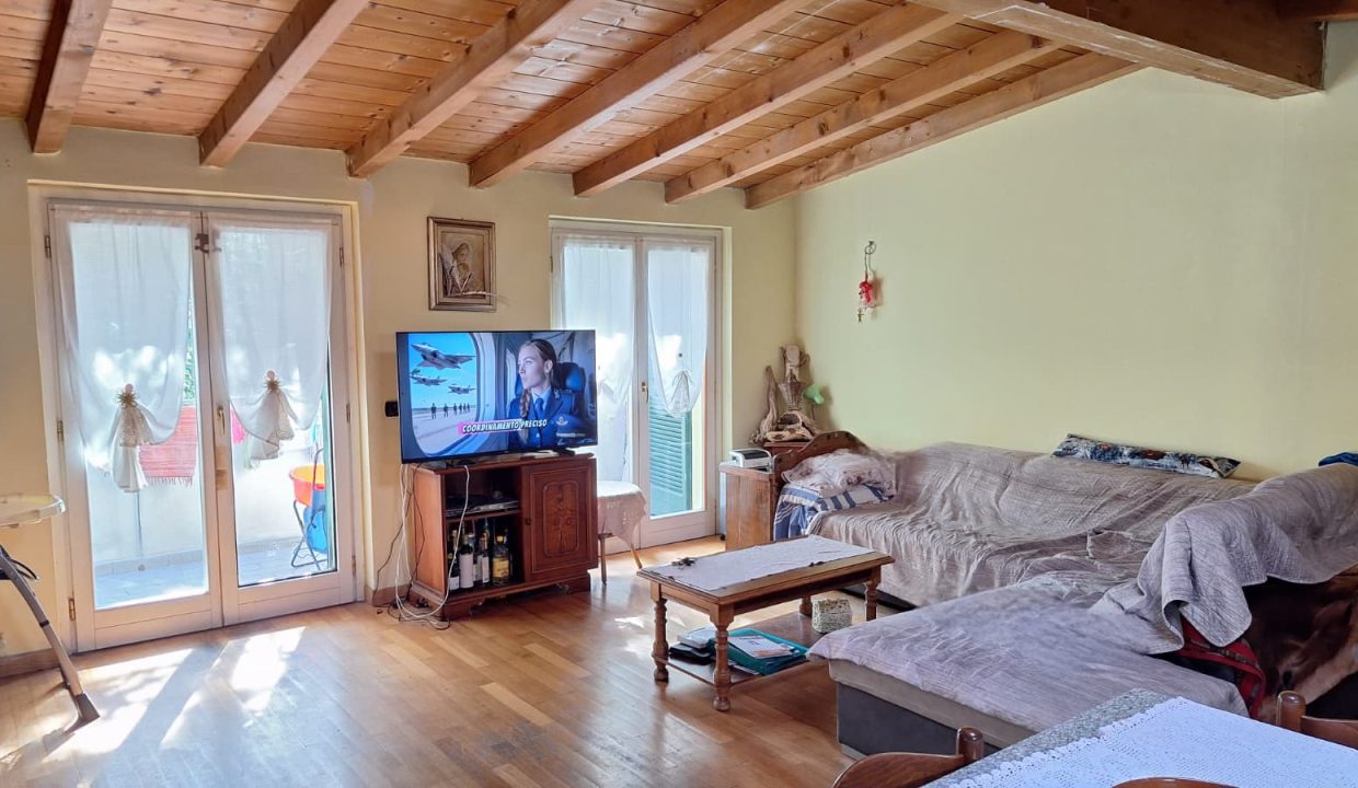 TRILOCALE MANDELLO CON BALCONE