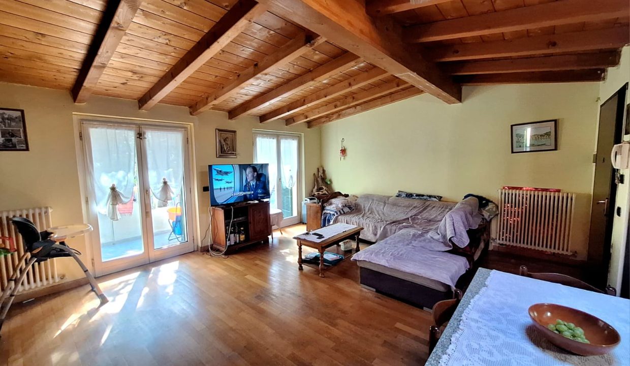 TRILOCALE MANDELLO CON BALCONE