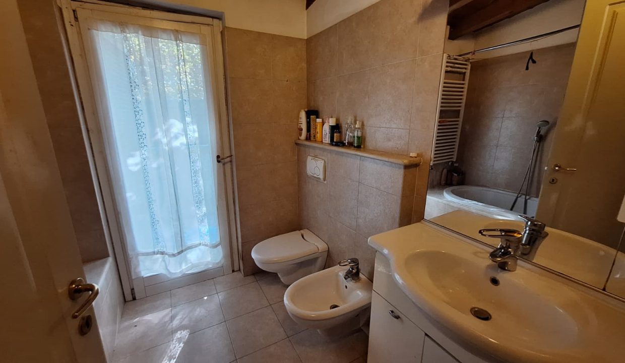 TRILOCALE MANDELLO CON BALCONE bagno