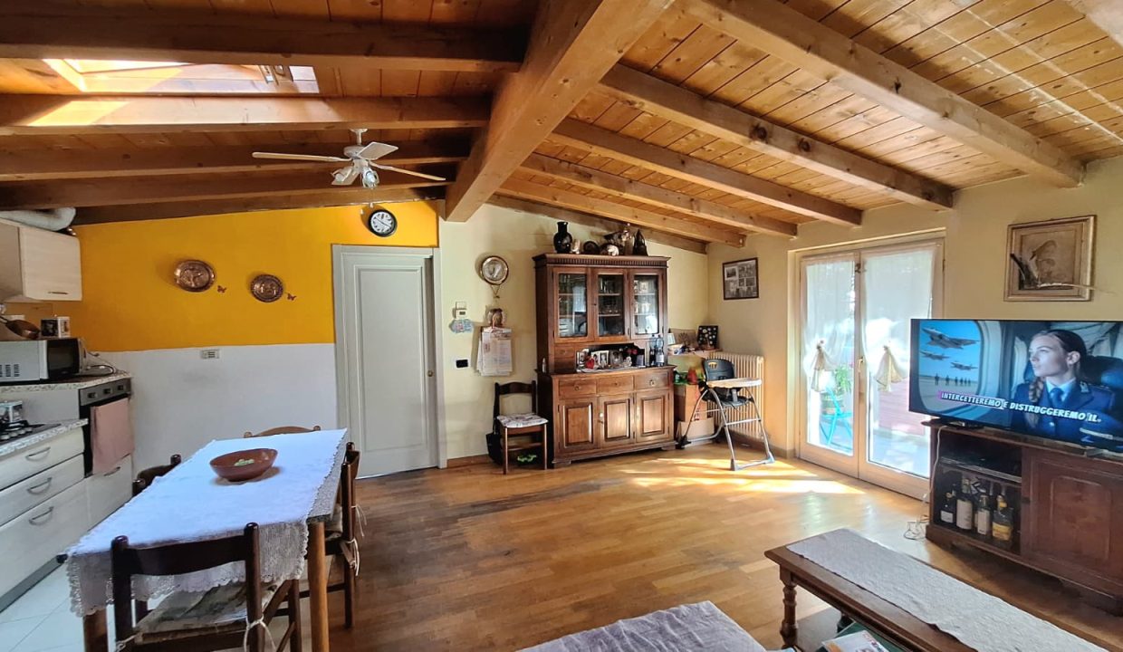 TRILOCALE MANDELLO CON BALCONE soggiorno