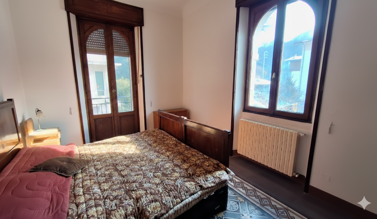 VILLA BIFAMILIARE A ESINO CON GIARDINO