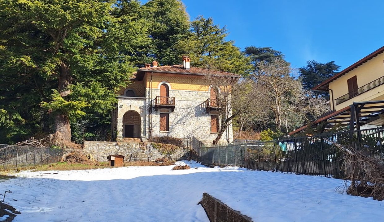 VILLA BIFAMILIARE A ESINO CON GIARDINO