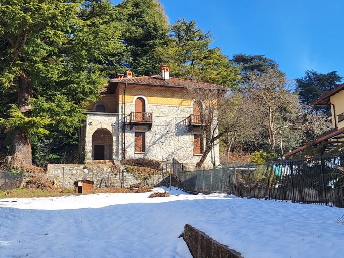 VILLA BIFAMILIARE A ESINO CON GIARDINO