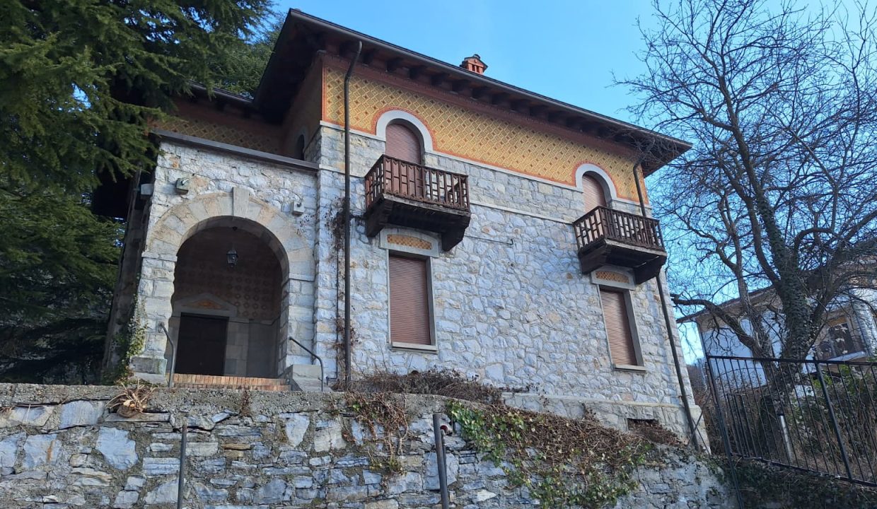 VILLA BIFAMILIARE A ESINO CON GIARDINO