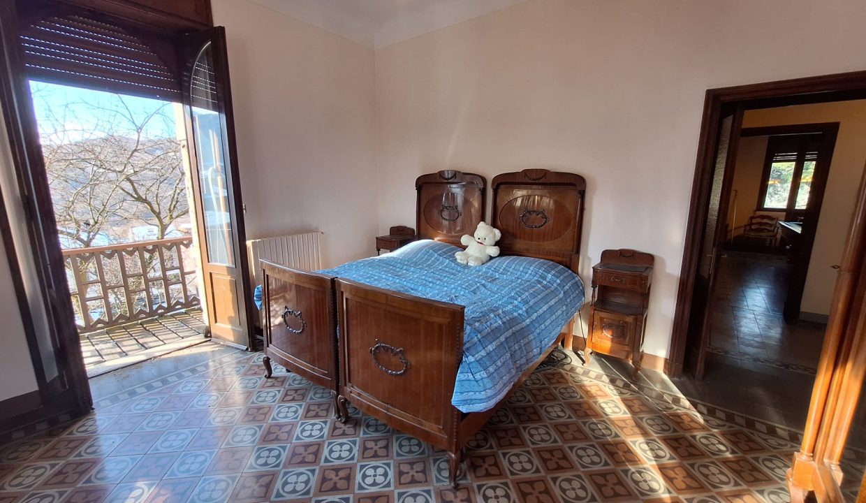 VILLA BIFAMILIARE A ESINO CON GIARDINO