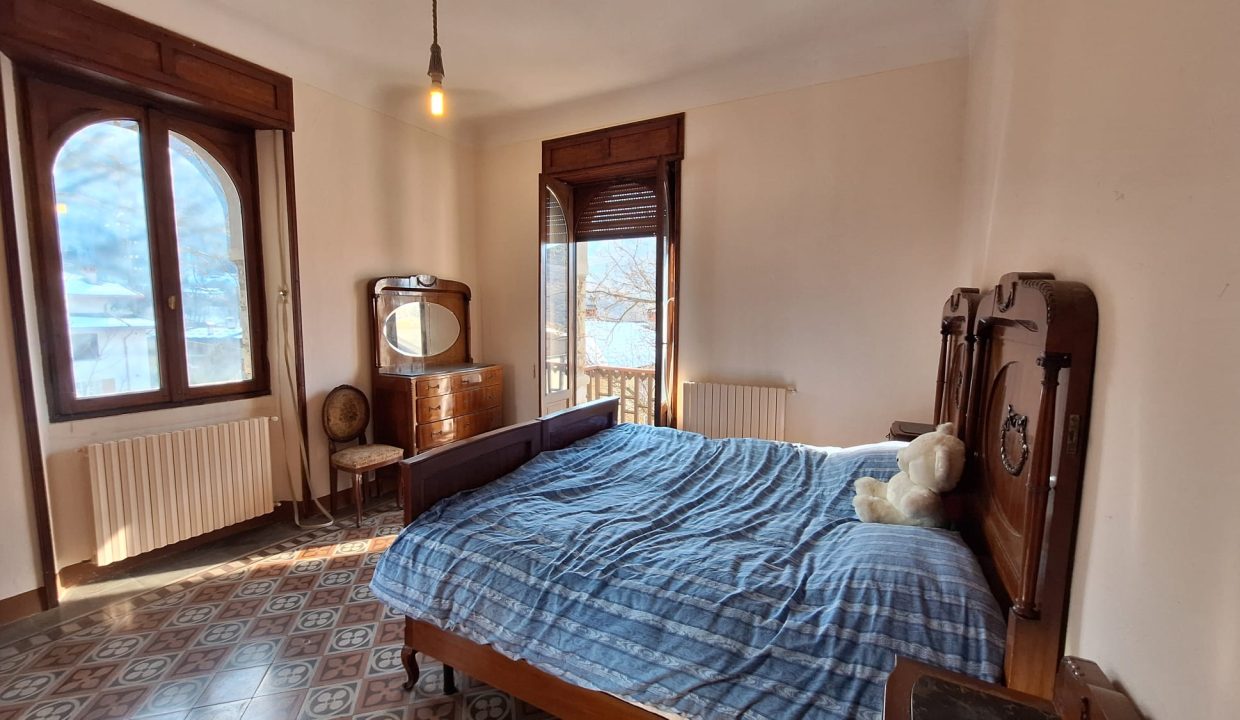 VILLA BIFAMILIARE A ESINO CON GIARDINO