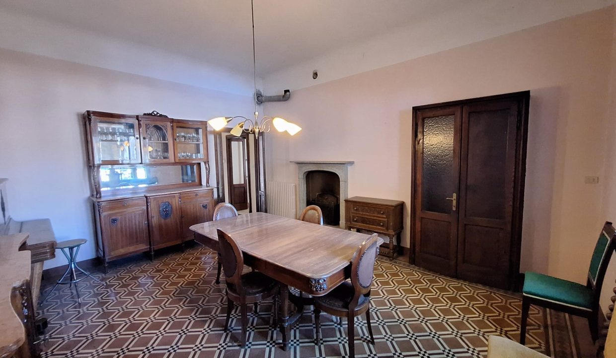 VILLA BIFAMILIARE A ESINO CON GIARDINO