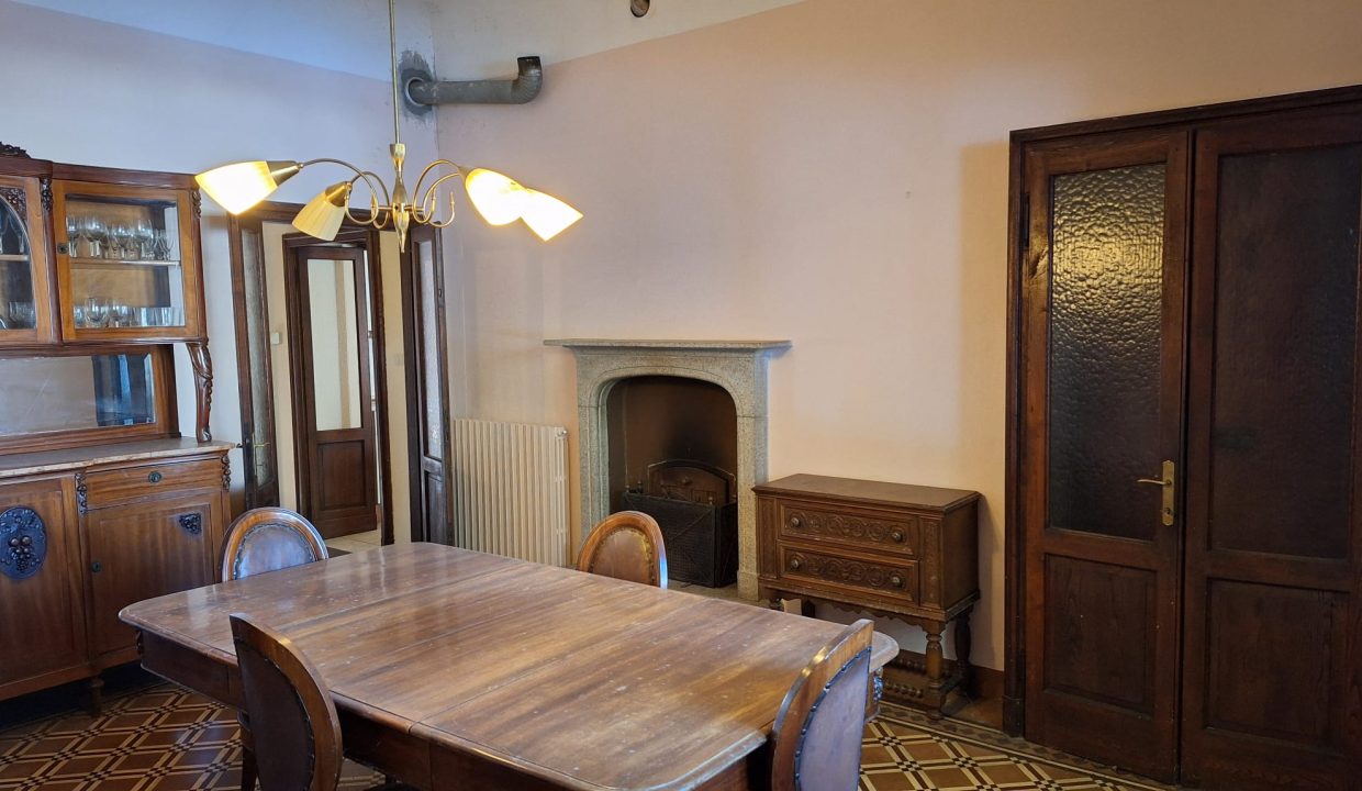 VILLA BIFAMILIARE A ESINO CON GIARDINO