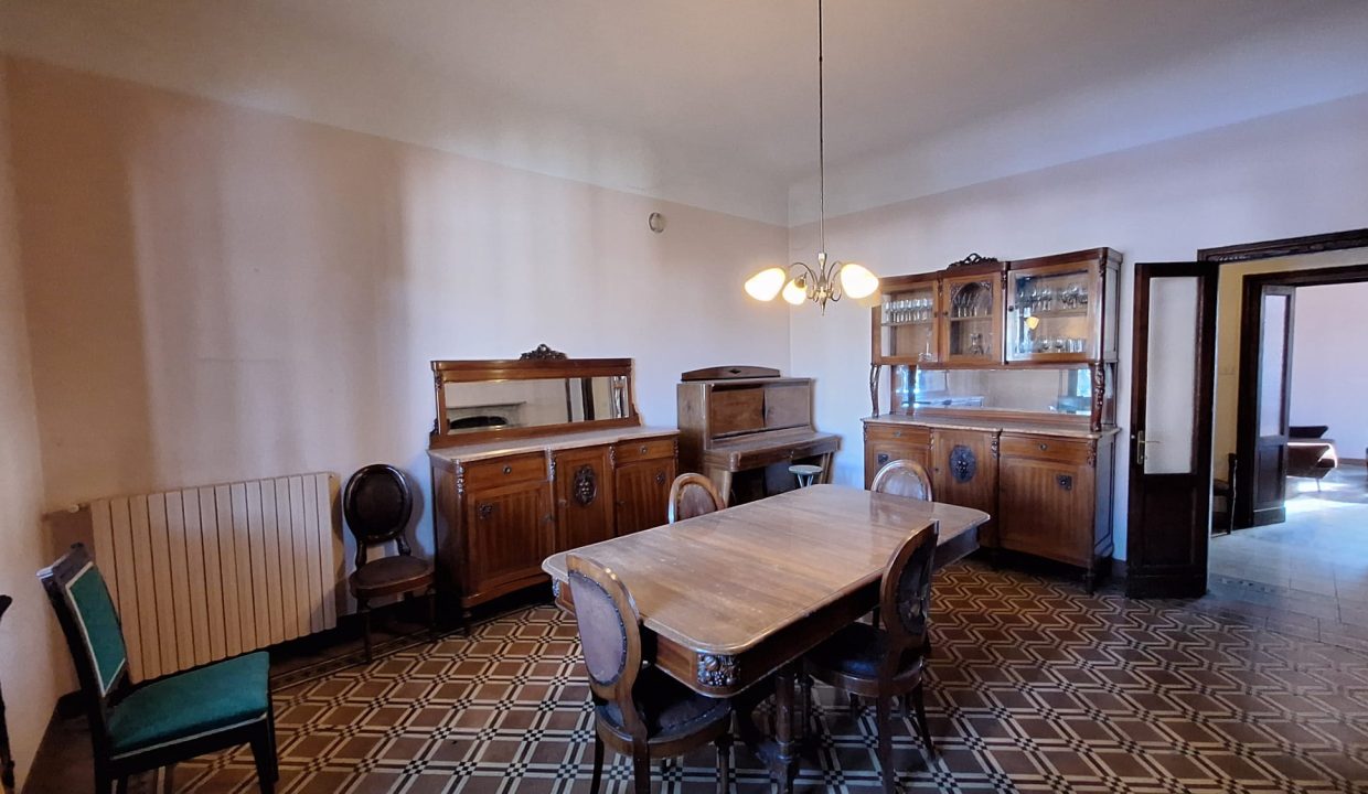 VILLA BIFAMILIARE A ESINO CON GIARDINO