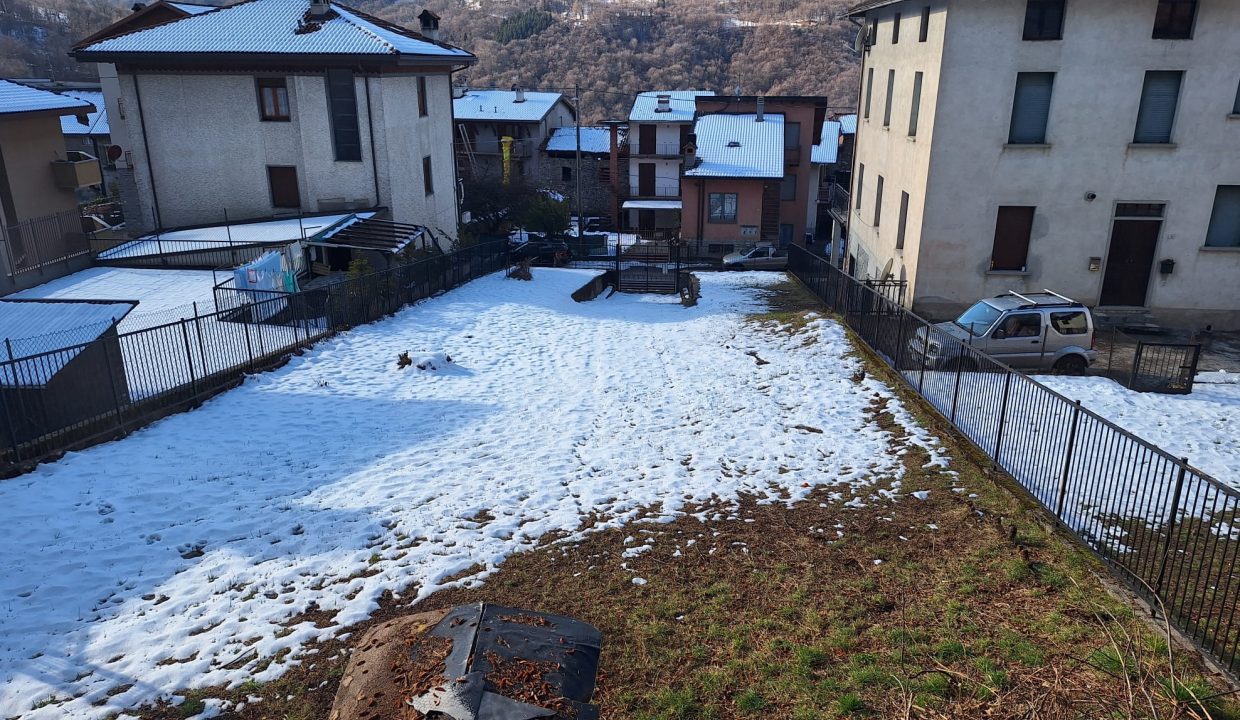 VILLA BIFAMILIARE A ESINO CON GIARDINO