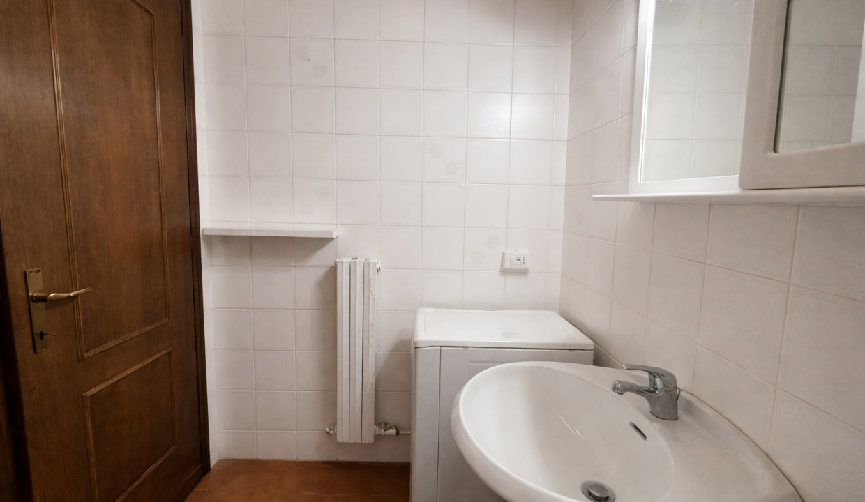 BILOCALE A MANDELLO CENTRO CON BALCONE