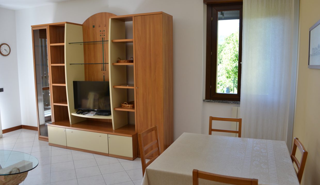 TRILOCALE A PESCATE CON BALCONE VISTA LAGO