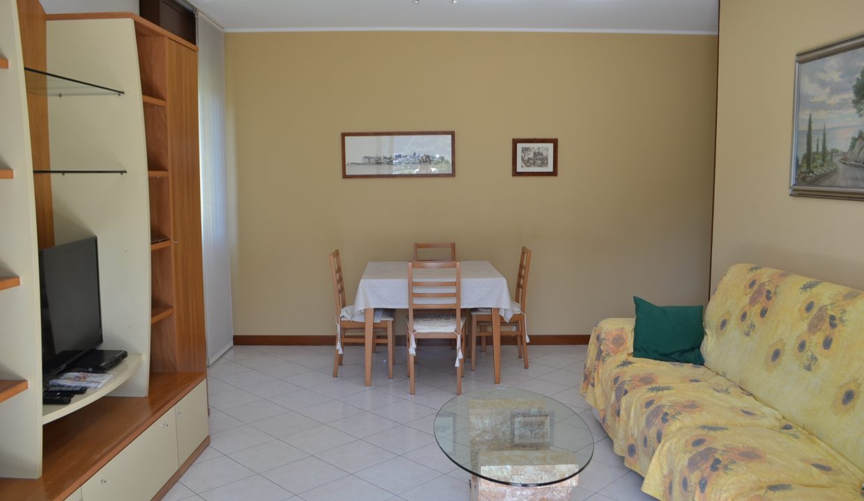 TRILOCALE A PESCATE CON BALCONE VISTA LAGO