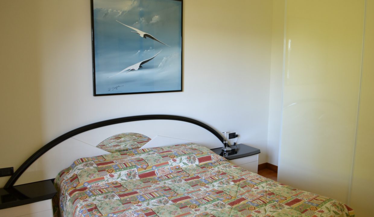 TRILOCALE A PESCATE CON BALCONE VISTA LAGO