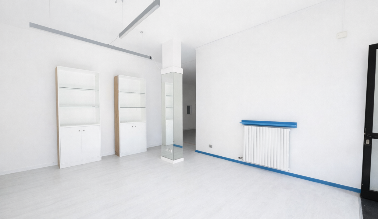 UFFICIO IN AFFITTO A MANDELLO CENTRO SU ELEGANTE PIAZZETTA