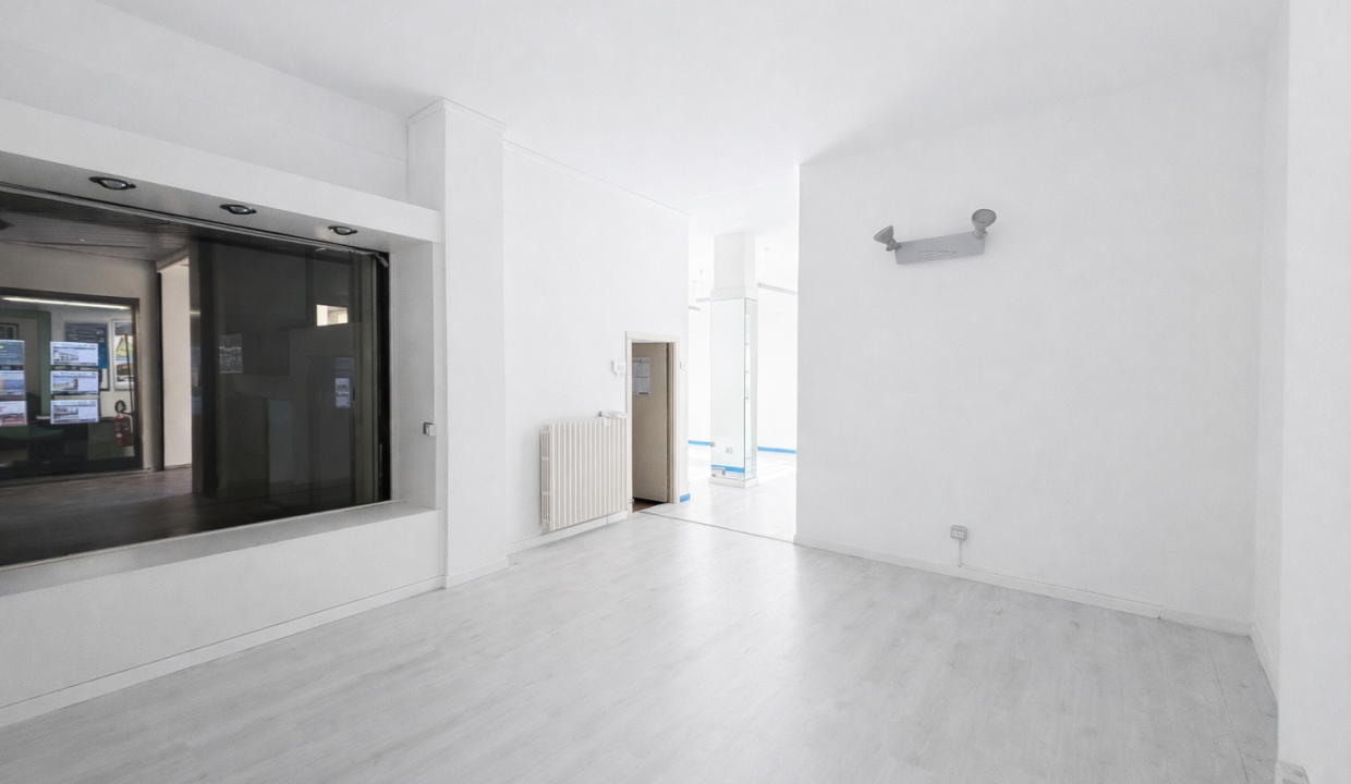 UFFICIO IN AFFITTO A MANDELLO CENTRO SU ELEGANTE PIAZZETTA