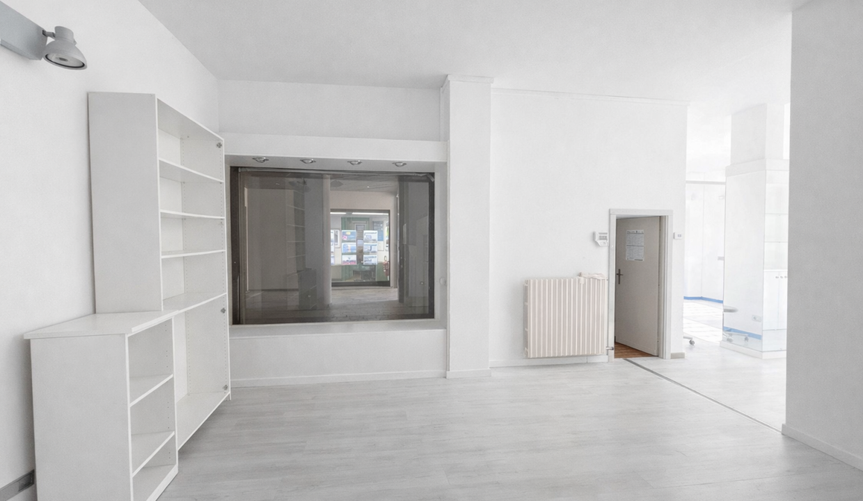 UFFICIO IN AFFITTO A MANDELLO CENTRO SU ELEGANTE PIAZZETTA