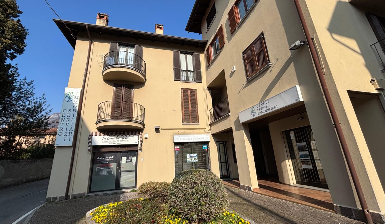 UFFICIO IN AFFITTO A MANDELLO CENTRO SU ELEGANTE PIAZZETTA