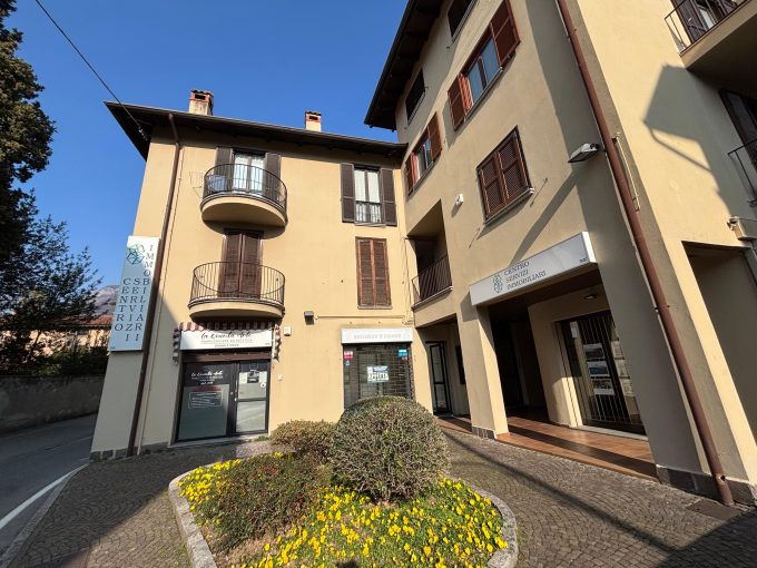 UFFICIO IN AFFITTO A MANDELLO CENTRO SU ELEGANTE PIAZZETTA