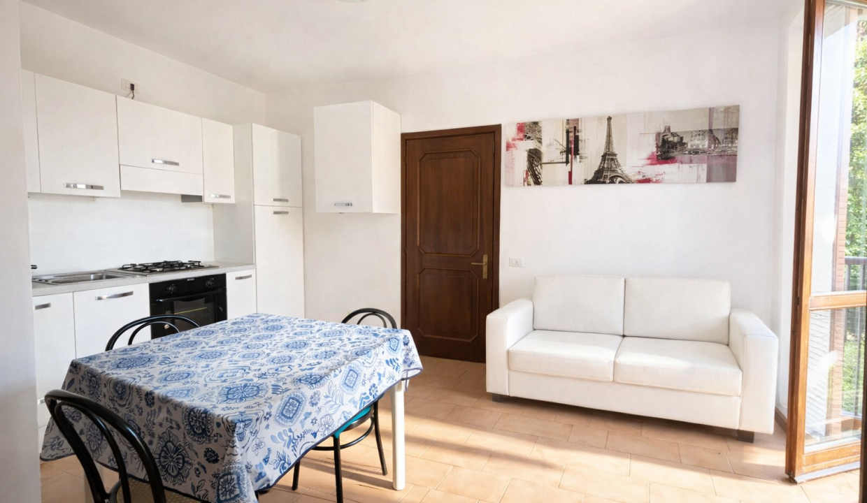 BILOCALE A MANDELLO CENTRO CON BALCONE