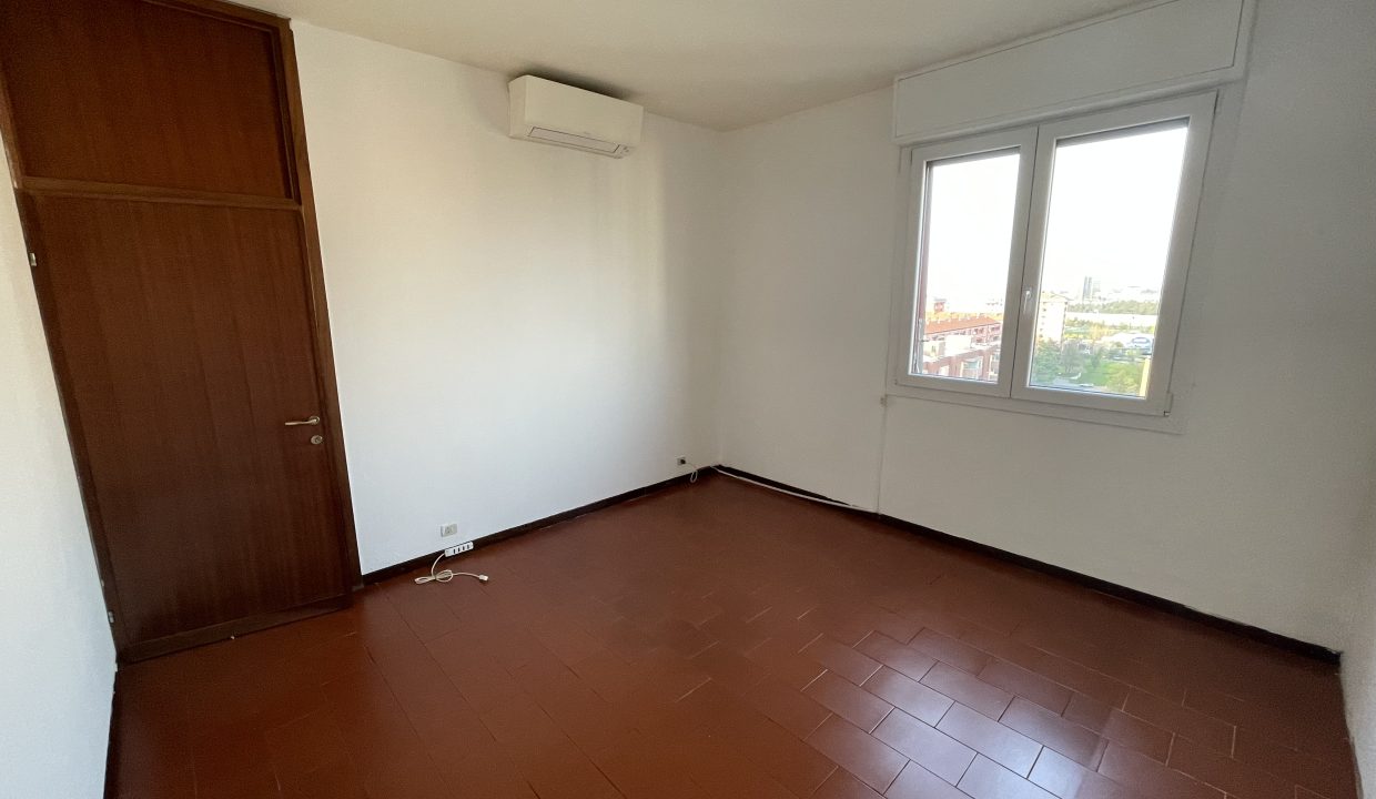 TRILOCALE CON BALCONE ZONA GALLARATESE (23)