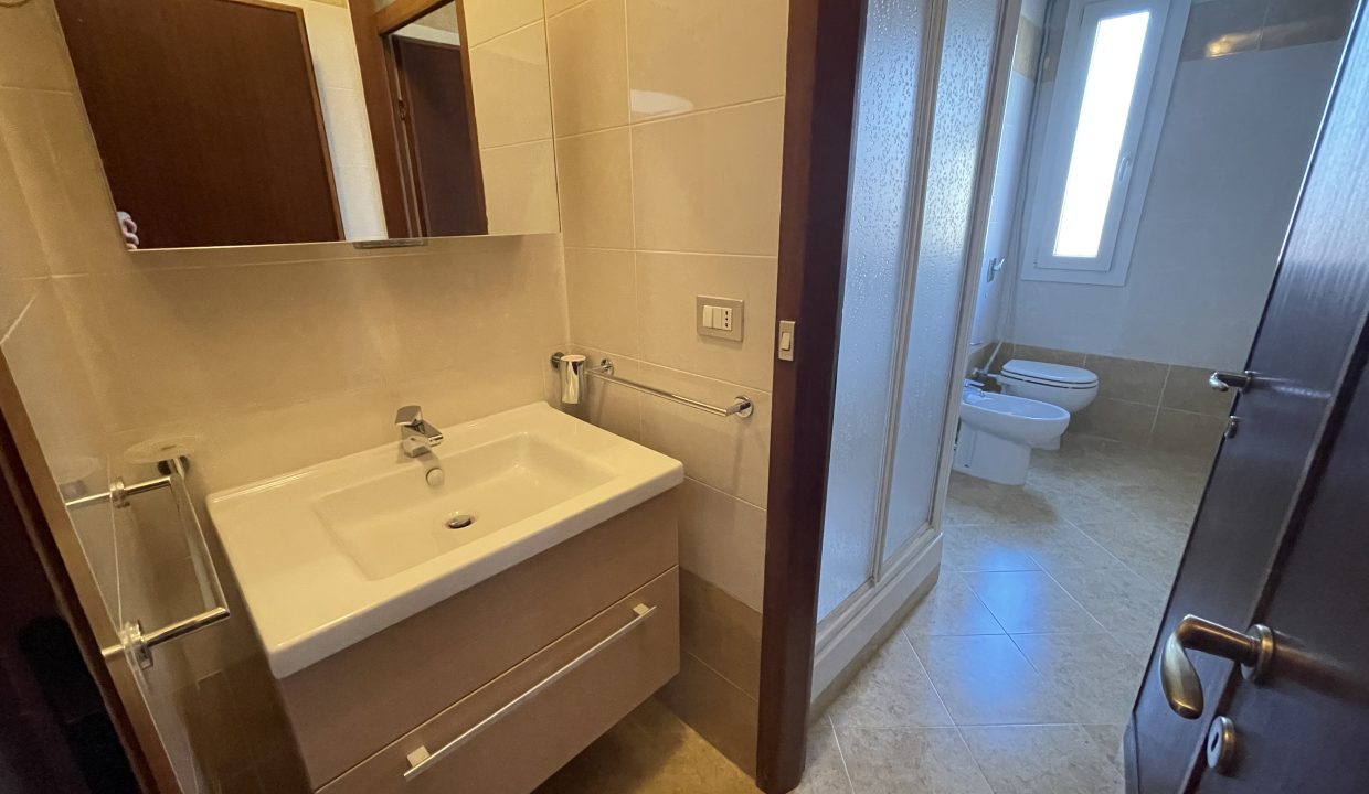 TRILOCALE CON BALCONE ZONA GALLARATESE (24)