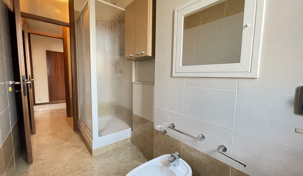 TRILOCALE CON BALCONE ZONA GALLARATESE (26)