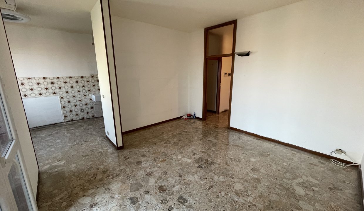 TRILOCALE CON BALCONE ZONA GALLARATESE (8)