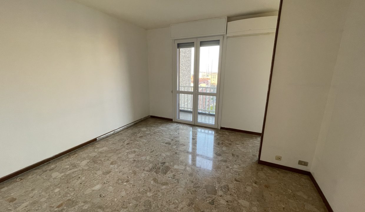 TRILOCALE CON BALCONE ZONA GALLARATESE (9)