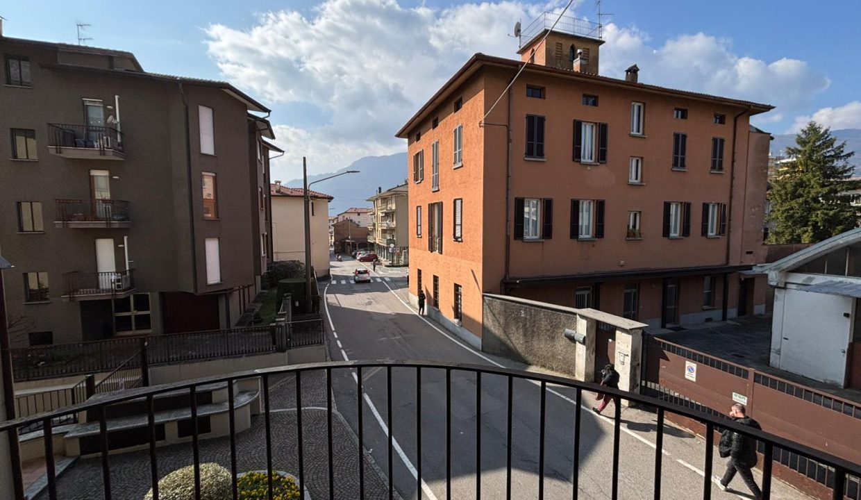 BILOCALE A MANDELLO CENTRO CON BALCONE