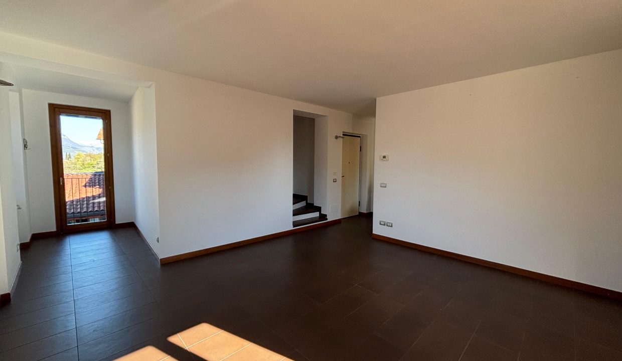 QUADRILOCALE AD ABBADIA LARIANA CON GIARDINO