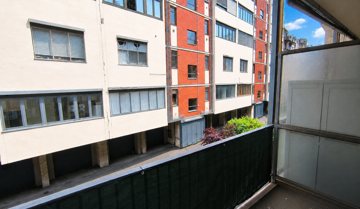 BILOCALE CON BALCONE VIALE TURATI (18)