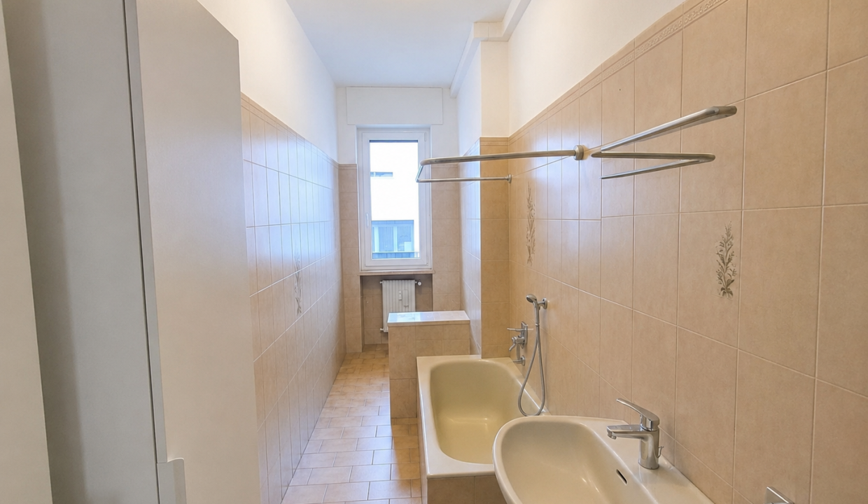BILOCALE CON BALCONE VIALE TURATI (2)
