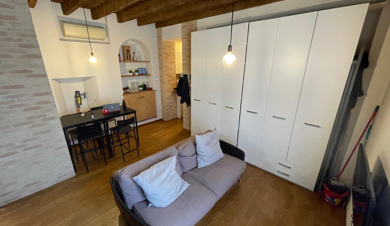 MONOLOCALE ARREDATO ZONA LORETO (9)