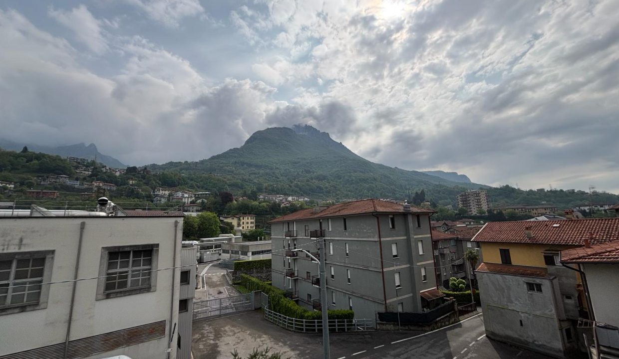 TRILOCALE A MANDELLO CON BALCONE