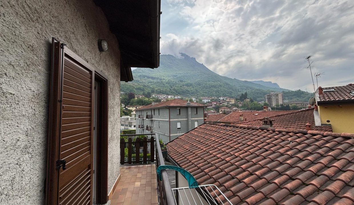 TRILOCALE A MANDELLO CON BALCONE