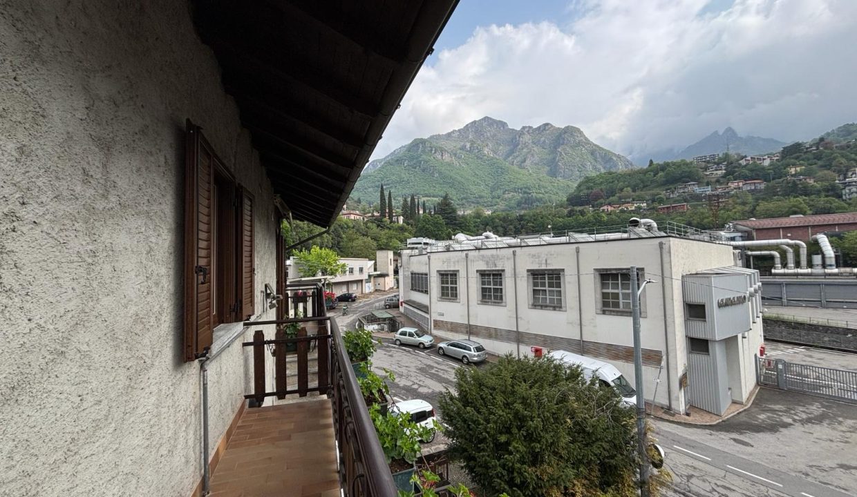 TRILOCALE A MANDELLO CON BALCONE