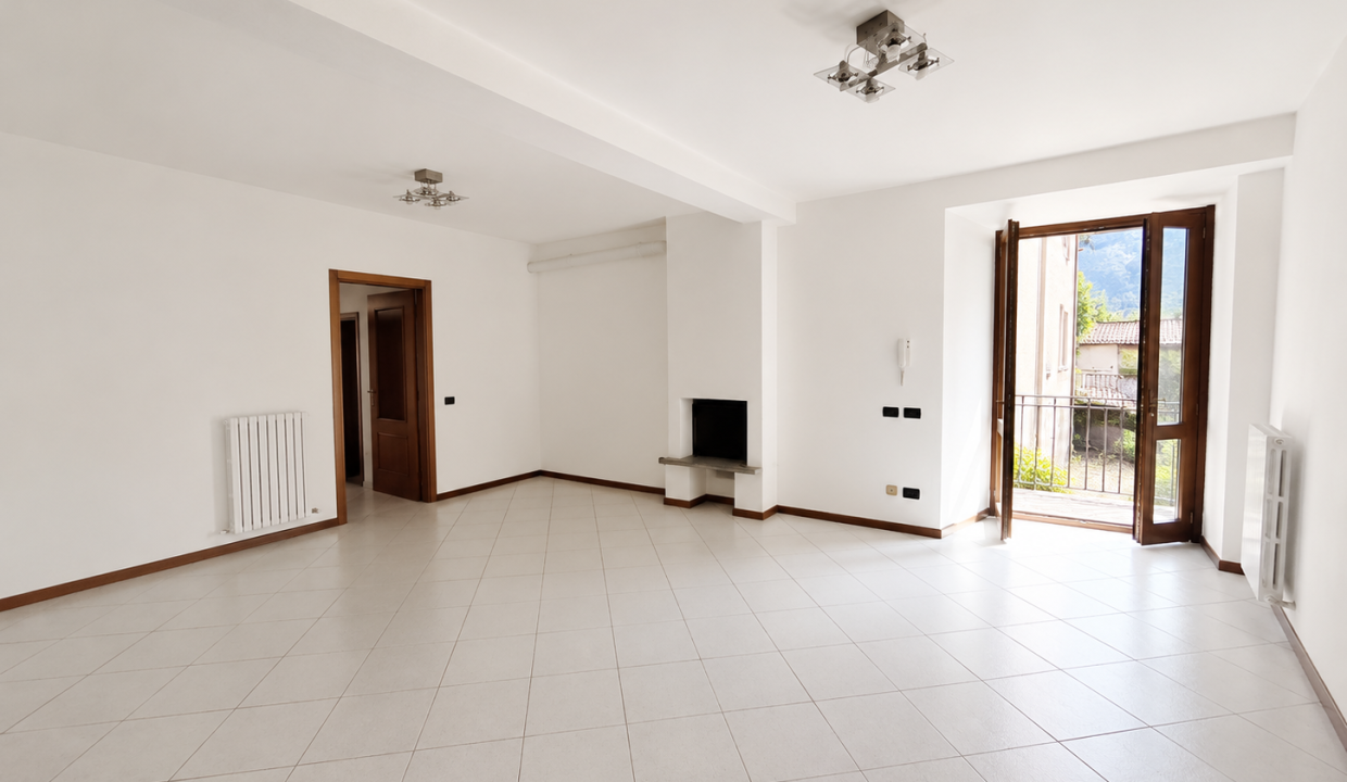 TRILOCALE AD ABBADIA LARIANA CON BALCONE 00