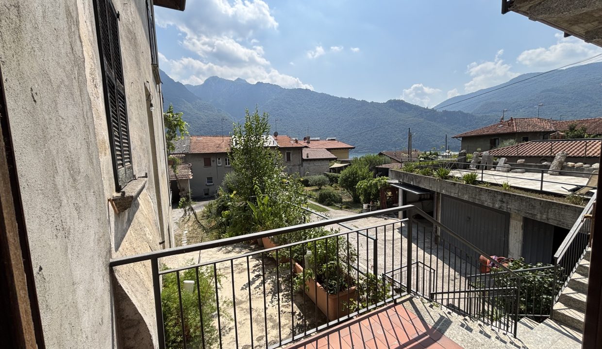 TRILOCALE AD ABBADIA LARIANA CON BALCONE 01