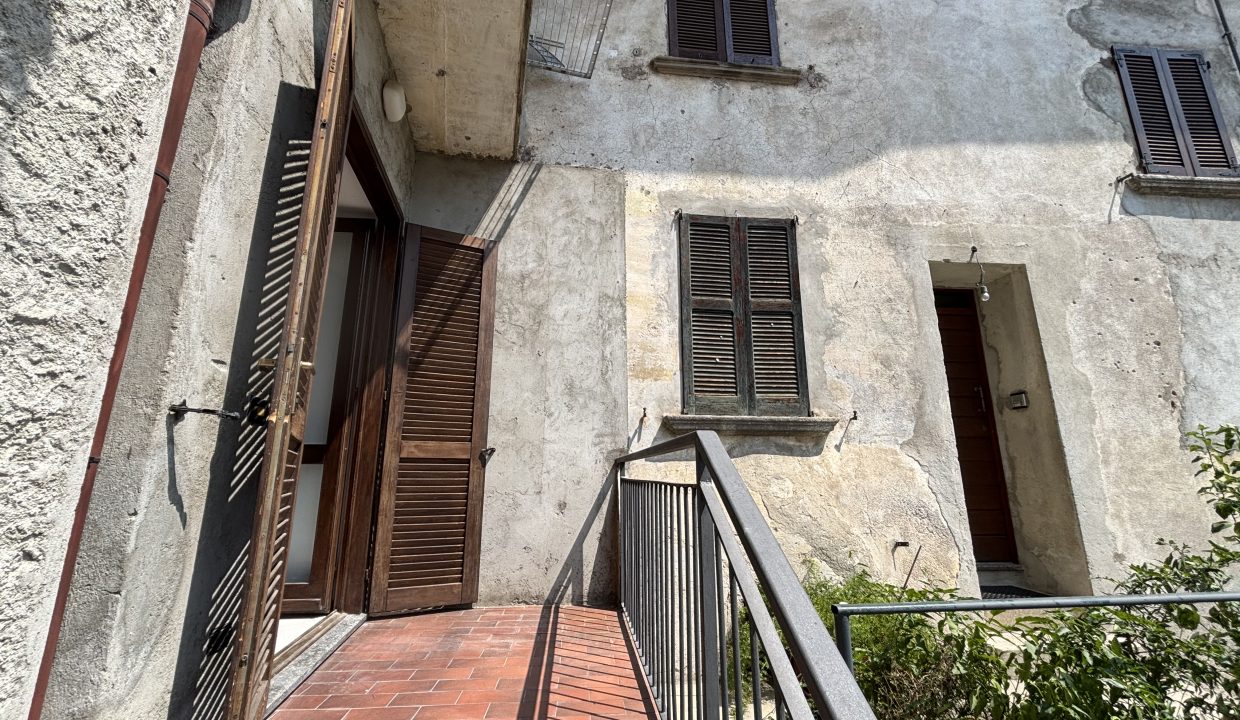 TRILOCALE AD ABBADIA LARIANA CON BALCONE 02