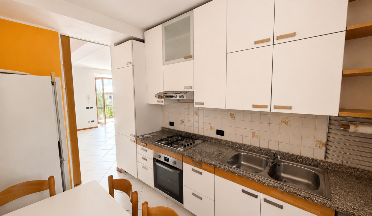 TRILOCALE AD ABBADIA LARIANA CON BALCONE 06