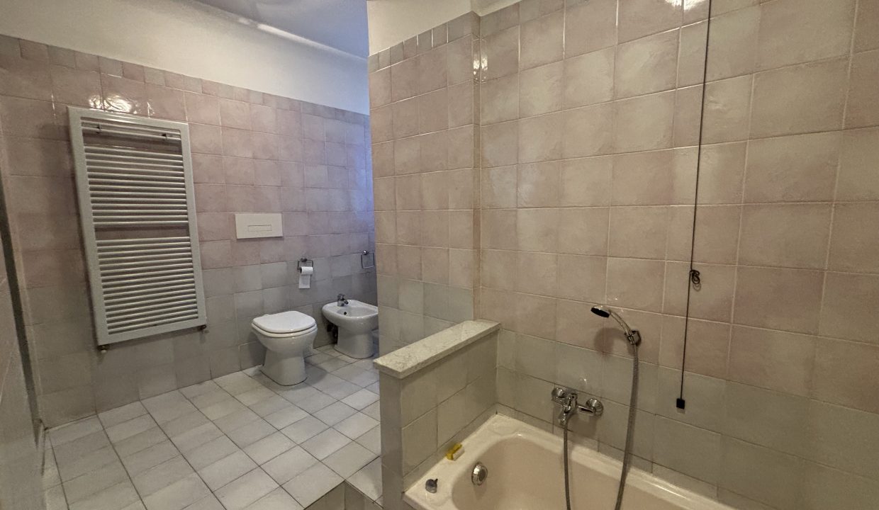 TRILOCALE AD ABBADIA LARIANA CON BALCONE 11