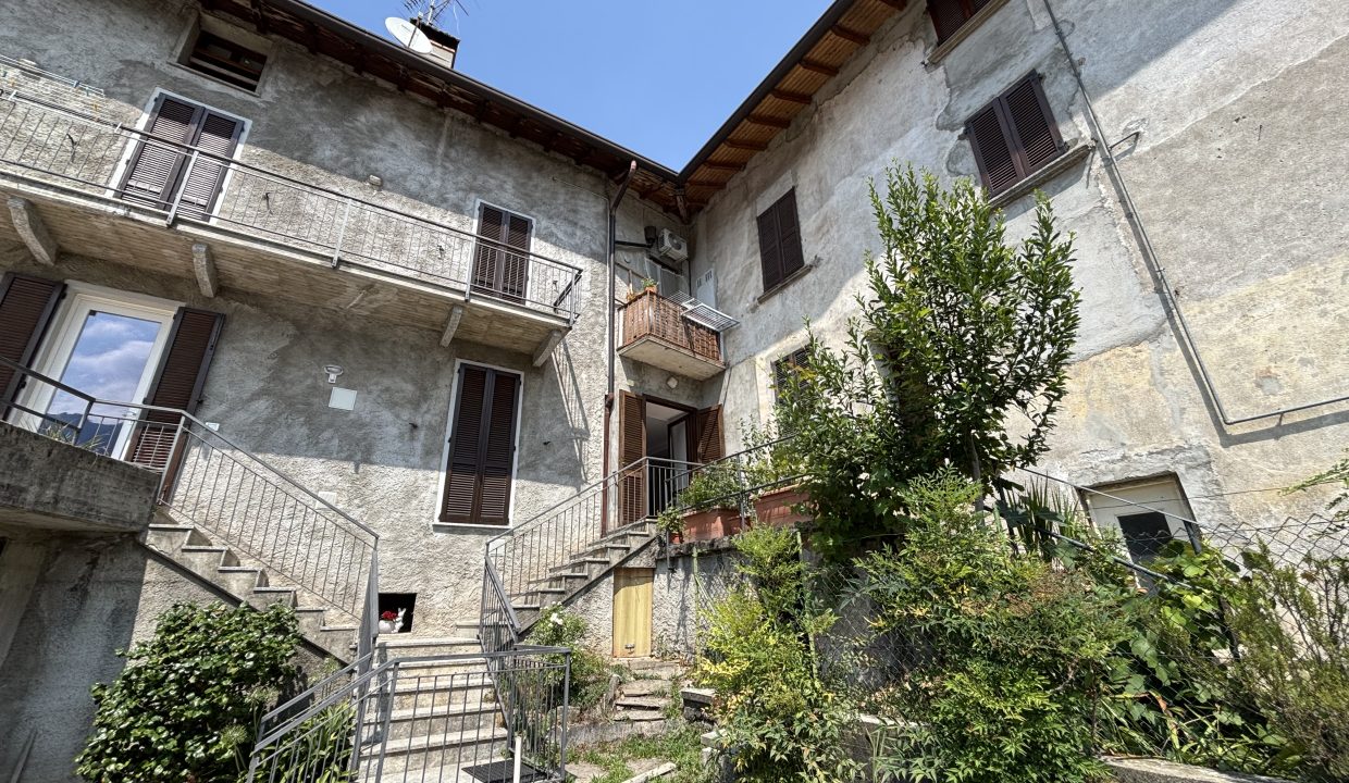 TRILOCALE AD ABBADIA LARIANA CON BALCONE 15
