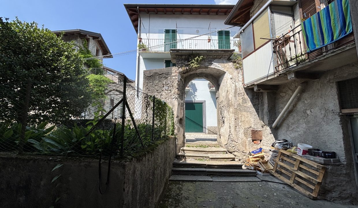 TRILOCALE AD ABBADIA LARIANA CON BALCONE 16