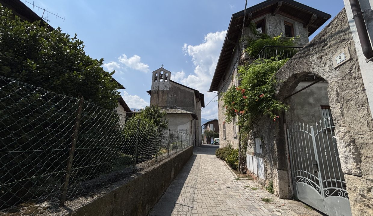 TRILOCALE AD ABBADIA LARIANA CON BALCONE 17