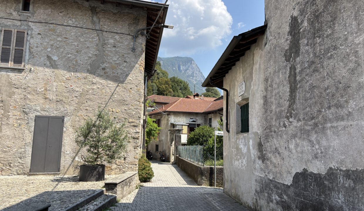 TRILOCALE AD ABBADIA LARIANA CON BALCONE 18